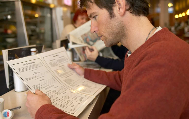 mężczyzna przeglądający menu